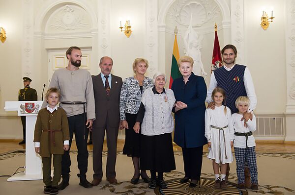 Грибаускайте наградила литовцев, спасавших евреев во время Второй мировой - Sputnik Литва