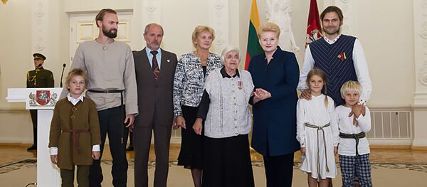 Даля Грибаускайте наградила литовцев, которые во время Второй мировой спасали евреев Даля Грибаускайте наградила литовцев, которые во время Второй мировой спасали евреев - Sputnik Lietuva
