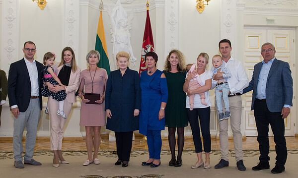 Грибаускайте наградила литовцев, спасавших евреев во время Второй мировой - Sputnik Литва