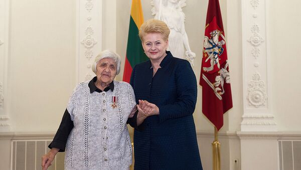 Даля Грибаускайте наградила литовцев, которые во время Второй мировой спасали евреев - Sputnik Литва