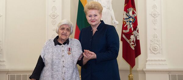 Даля Грибаускайте наградила литовцев, которые во время Второй мировой спасали евреев - Sputnik Литва