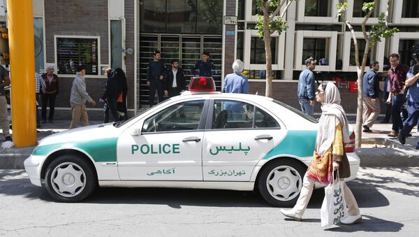 Автомобиль иранской полиции перед обменным пунктом в Тегеране, архивное фото - Sputnik Литва
