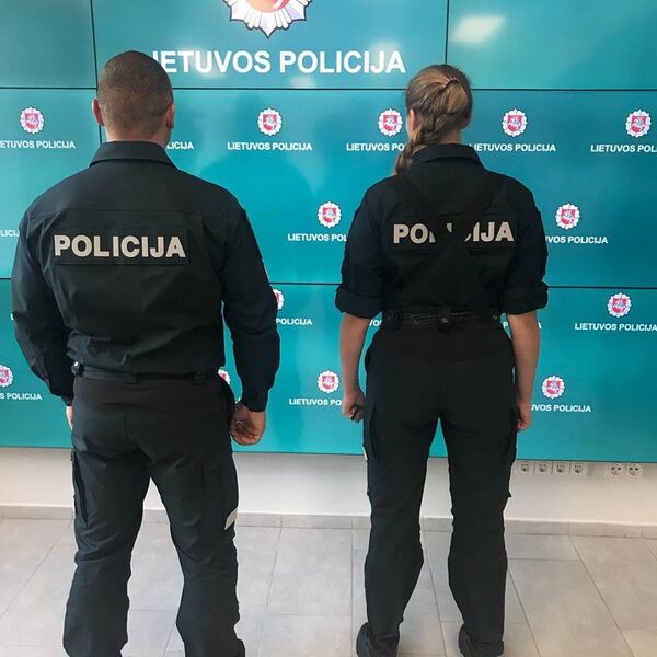Литовских полицейских одели в новую униформу впервые с 1990 года - Sputnik Литва