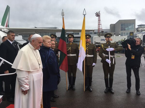 Папа римский прибыл с апостольским визитом в Литву Папа римский прибыл с апостольским визитом в Литву - Sputnik Литва