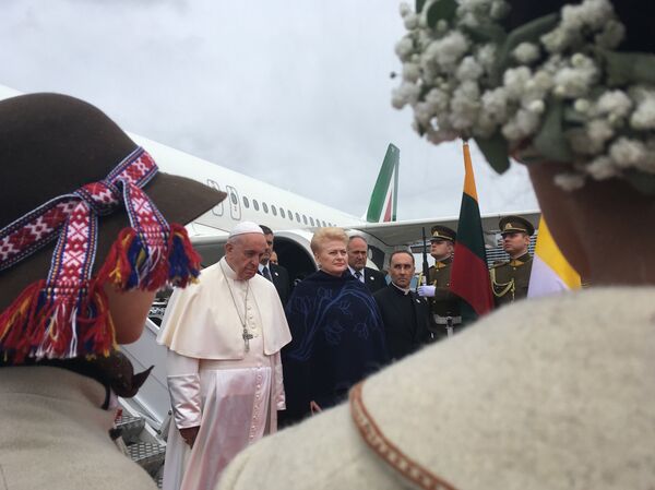 Папа римский прибыл с апостольским визитом в Литву Папа римский прибыл с апостольским визитом в Литву - Sputnik Литва