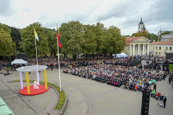 Папа Франциск говорит речь на площади Дауканто в Вильнюсе Папа Франциск говорит речь на площади Дауканто в Вильнюсе - Sputnik Lietuva