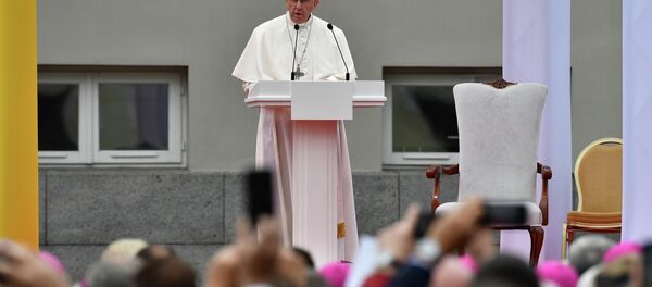 Папа римский Франциск выступает перед президентским дворцом на площади Дауканто в Вильнюсе, 22 сентября 2018 года Папа римский Франциск выступает перед президентским дворцом на площади Дауканто в Вильнюсе, 22 сентября 2018 года - Sputnik Литва