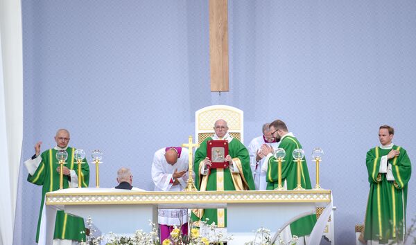 В Литве подсчитали стоимость визита папы римского Франциска В Литве подсчитали стоимость визита папы римского Франциска - Sputnik Литва