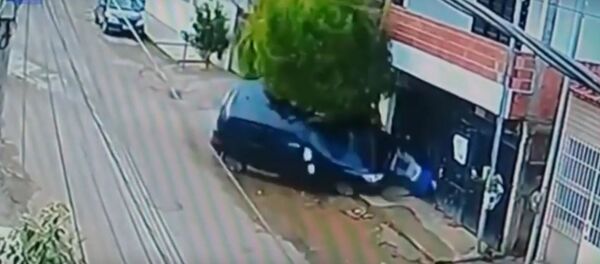 Велосипедист избежал гибели под колесами автомобиля - Sputnik Литва