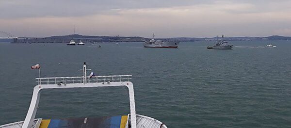 Корабли ВМС Украины после прохождения под арками Крымского моста - Sputnik Литва
