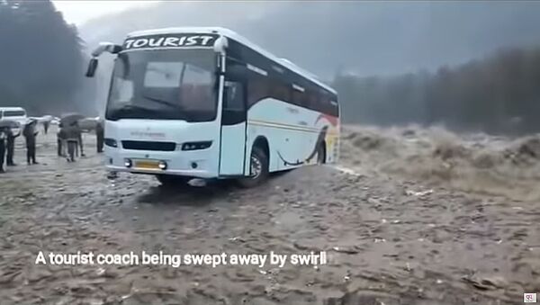 Туристический автобус был смыт в реку - Sputnik Литва