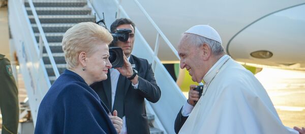 Даля Грибаускайте проводила Папу Римского - Sputnik Литва