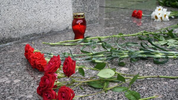 Цветы у мемориала советским воинам в Вильнюсе - Sputnik Литва