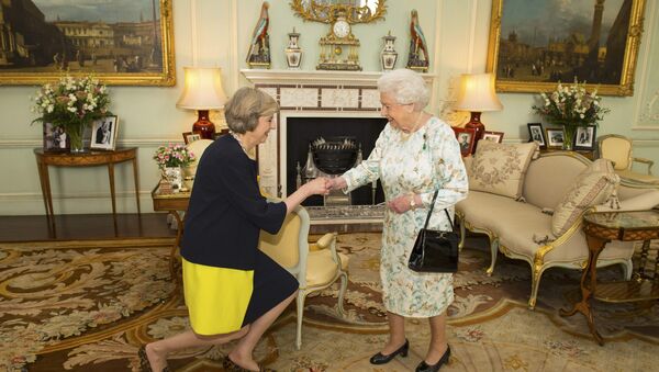 Королева Великобритании II Елизавета принимает у себя нового премьер-министра Терезу Мэй - Sputnik Lietuva