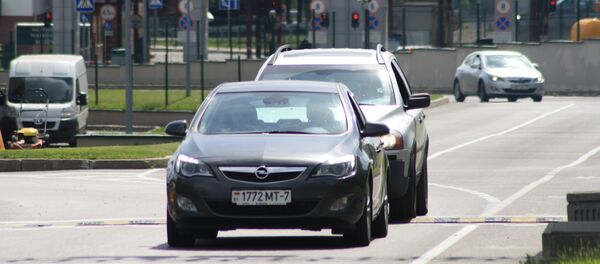 Автомобили с белорусскими номерами въезжают в Литву - Sputnik Литва