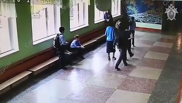 Избиение школьника отцом другого ученика в Челябинске попало на видео - Sputnik Литва