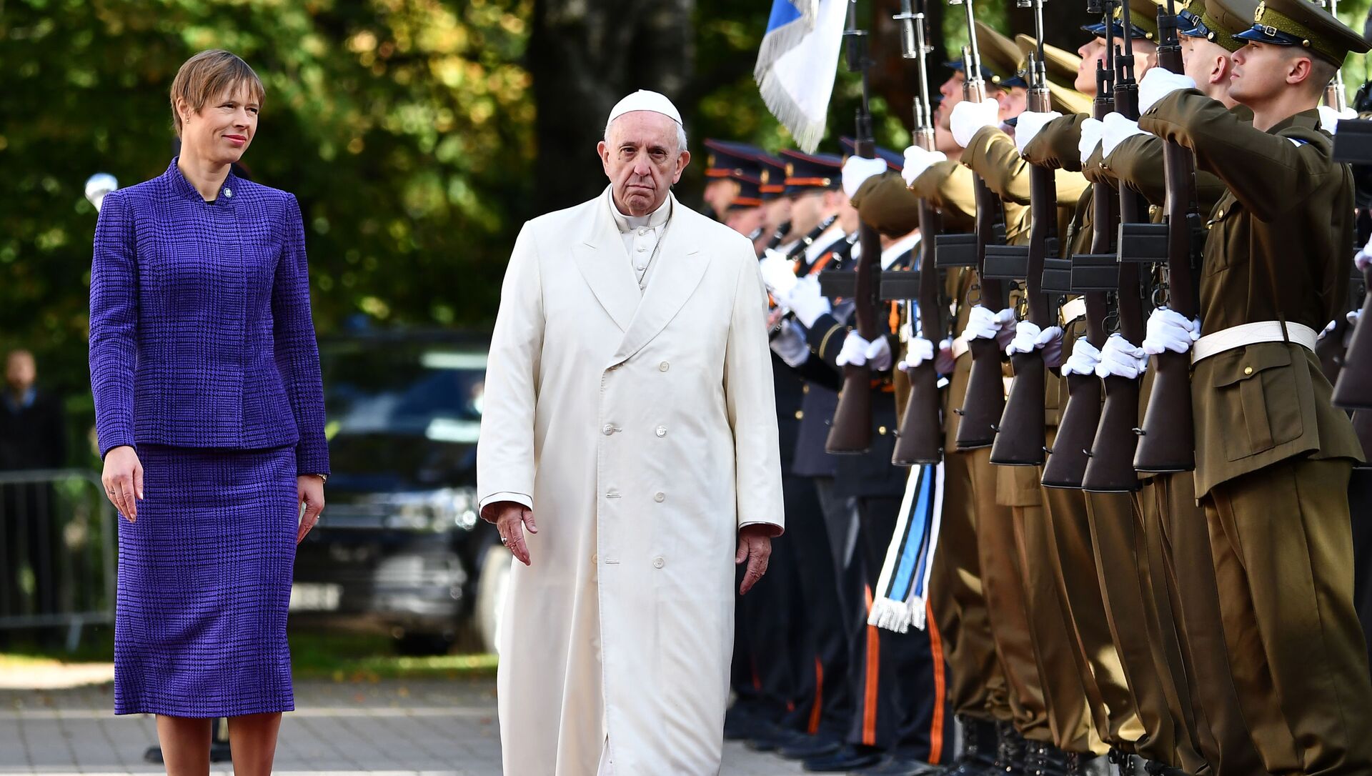 Президент Эстонии с сыном в платье