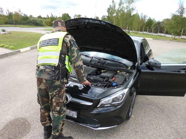 Vokietijoje pasisavintas Mercedes-Benz tą pačią dieną sulaikytas Lietuvoje Vokietijoje pasisavintas Mercedes-Benz tą pačią dieną sulaikytas Lietuvoje - Sputnik Lietuva