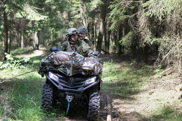 Kariai savanoriai treniruojasi vykdyti užduotis keturračiais ir motociklais Kariai savanoriai treniruojasi vykdyti užduotis keturračiais ir motociklais - Sputnik Lietuva
