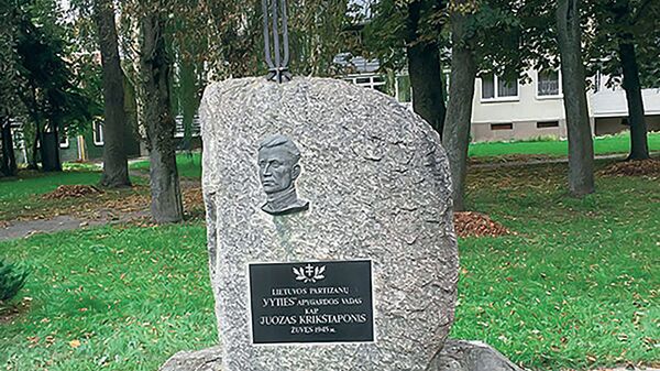 Памятник с надписью Командир литовских партизан округа Vytis капитан Юозас Крикштапонис. Погиб в 1945 году, город Укмерге - Sputnik Литва