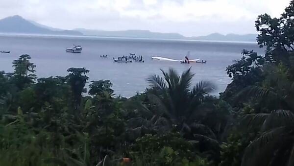 В Микронезии пассажирский лайнер упал в воду при посадке - Sputnik Литва