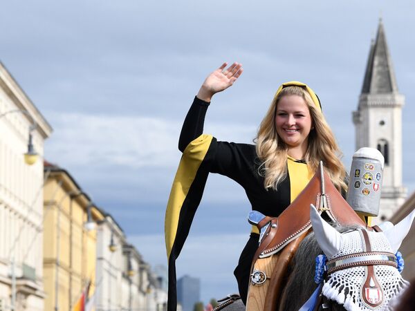 Так называемый Muenchner Kindl принимает участие в традиционном параде костюмов и стрелков во второй день 185-го фестиваля пива Октоберфест (23 сентября 2018). Мюнхен, Германия - Sputnik Lietuva