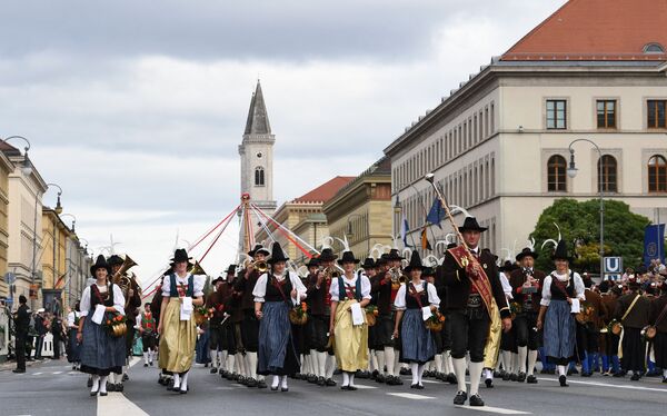 Музыканты принимают участие в традиционном параде костюмов и стрелков во второй день 185-го пивного фестиваля Октоберфест (23 сентября 2018). Мюнхен, Германия - Sputnik Lietuva