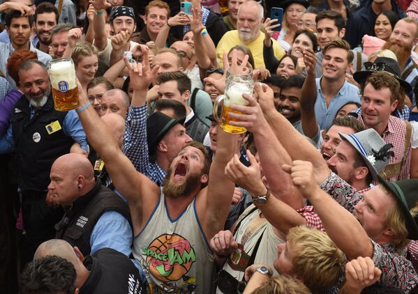 Посетители фестиваля пива Октоберфест (22 сентября 2018). Мюнхен, Германия - Sputnik Литва
