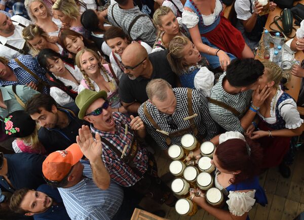 Официантка подает пиво после официального открытия 185-го Октоберфеста, ежегодного фестиваля пива (22 сентября 2018). Мюнхен, Германия - Sputnik Lietuva