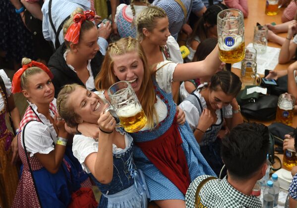 Посетители фестиваля пива Октоберфест (22 сентября 2018). Мюнхен, Германия - Sputnik Литва