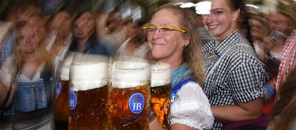 Официантка подает пиво после официального открытия 185-го Октоберфеста, ежегодного фестиваля пива (22 сентября 2018). Мюнхен, Германия Официантка подает пиво после официального открытия 185-го Октоберфеста, ежегодного фестиваля пива (22 сентября 2018). Мюнхен, Германия - Sputnik Lietuva