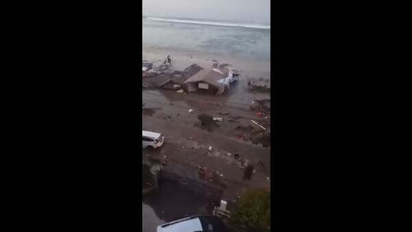 В Индонезии образовалось цунами высотой около двух метров - Sputnik Литва