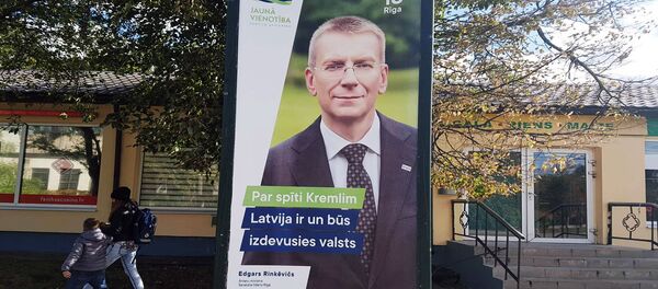 Предвыборный плакат главы МИД Латвии Эдгарса Ринкевичса Предвыборный плакат главы МИД Латвии Эдгарса Ринкевичса - Sputnik Литва