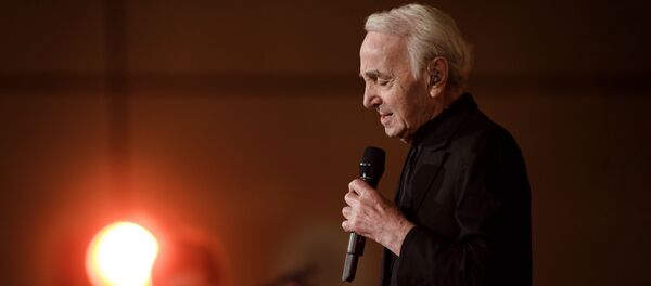 Французский шансонье, композитор, поэт, писатель и актёр армянского происхождения Шарль Азнавур, настоящее имя — Шахнур Вахинак Азнавурян Французский шансонье, композитор, поэт, писатель и актёр армянского происхождения Шарль Азнавур, настоящее имя — Шахнур Вахинак Азнавурян - Sputnik Lietuva