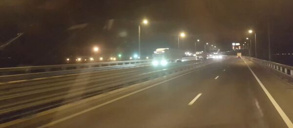 Первые грузовики проехали по Крымскому мосту - Sputnik Литва