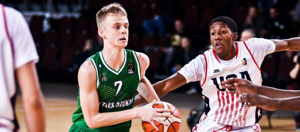 Сборная юниорской баскетбольной ассоциации (JBA)  играет с литовской командой командой Дзукия - Sputnik Литва