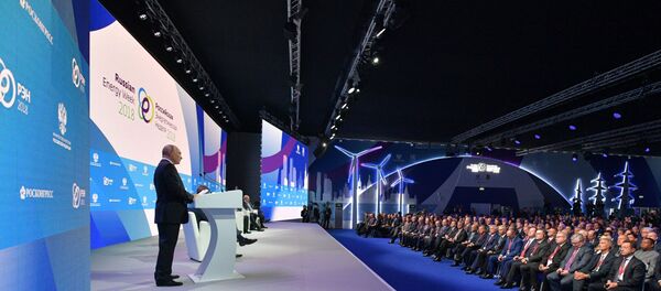 Президент РФ В. Путин принял участие в международном форуме Российская энергетическая неделя - Sputnik Литва