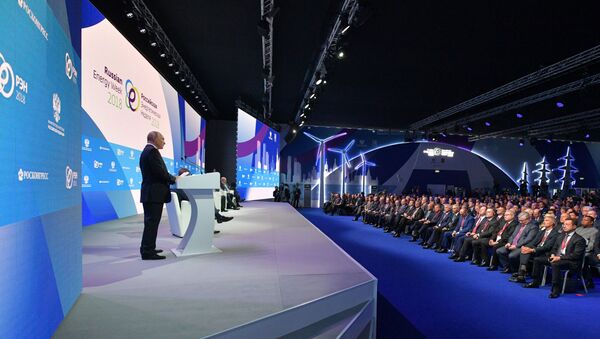 Президент РФ В. Путин принял участие в международном форуме Российская энергетическая неделя - Sputnik Литва