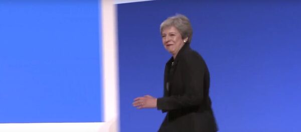 Тереза Мэй на съезде Консервативной партии сплясала под Abba - Sputnik Литва