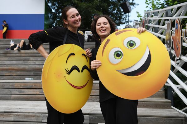 Участники празднования Всемирного дня эмоджи в Парке Горького, Москва - Sputnik Литва