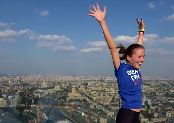 Участница забега в высоту на крышу небоскреба Город столиц радуется на крыше после финиша - Sputnik Литва