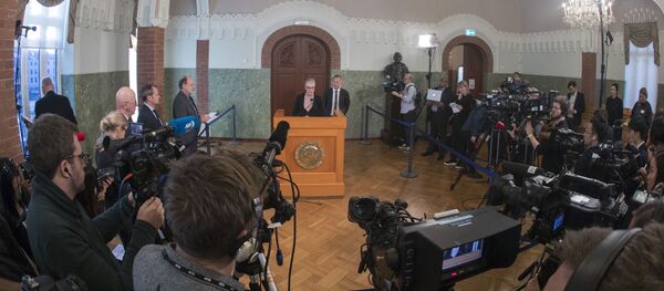 Председатель Норвежского комитета Нобелевской премии мира Берит Рейсс-Андерсен (C, L) объявляет лауреатов Нобелевской премии мира 2018 года рядом с секретарем комитета Олавом Ньолстадом в Нобелевском институте в Осло 5 октября 2018 года - Sputnik Литва