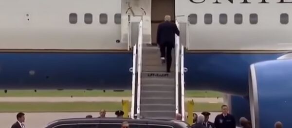 Бумажка, приклеившаяся в ботинку Трампа, насмешила пользователей Сети - Sputnik Литва