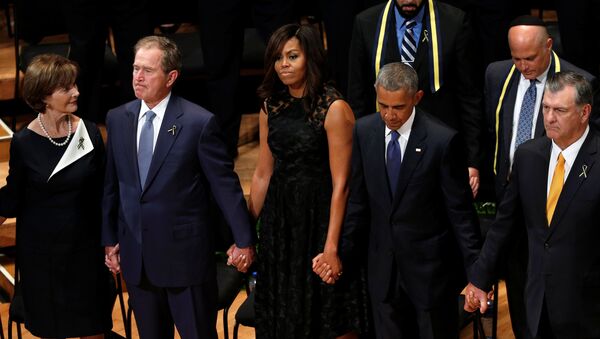 Слева направо: бывшая первая леди Лаура Буш, бывший президент США Джордж Буш Младший, первая леди Мишель Обама, президент США Барак Обама, мэр Далласа Майк Ролингс - Sputnik Lietuva