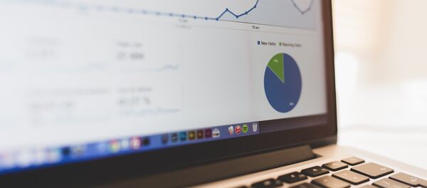 Графики роста на мониторе ноутбука - Sputnik Литва