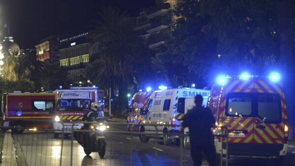 Французская полиция и спасатели на Promenade des Anglais в Ницце после терракта - Sputnik Lietuva
