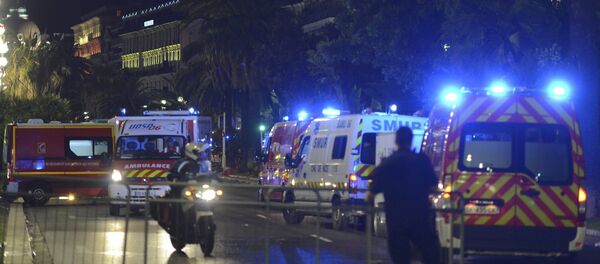 Французская полиция и спасатели на Promenade des Anglais в Ницце после терракта - Sputnik Литва