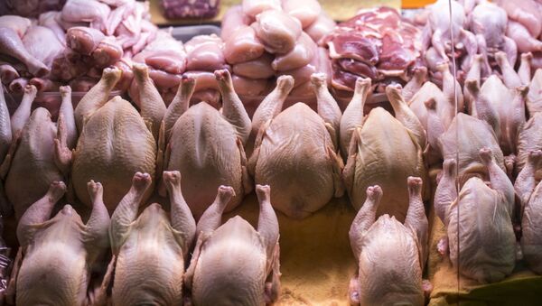 Прилавок с мясом птицы на рынке, архивное фото - Sputnik Литва