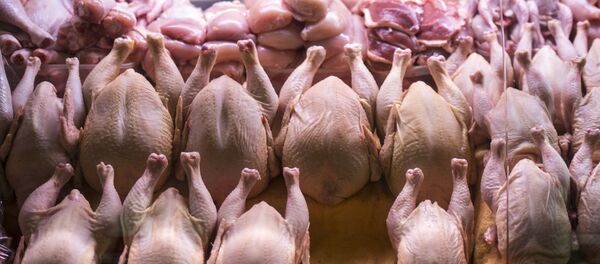 Прилавок с мясом птицы на рынке, архивное фото - Sputnik Литва