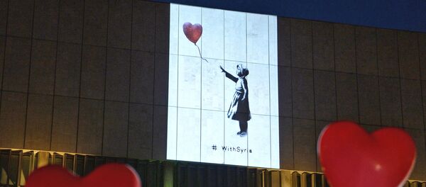 Инсталляция работ Бэнкси на стене Государственной Третьяковской галереи Инсталляция работ Бэнкси на стене Государственной Третьяковской галереи - Sputnik Lietuva